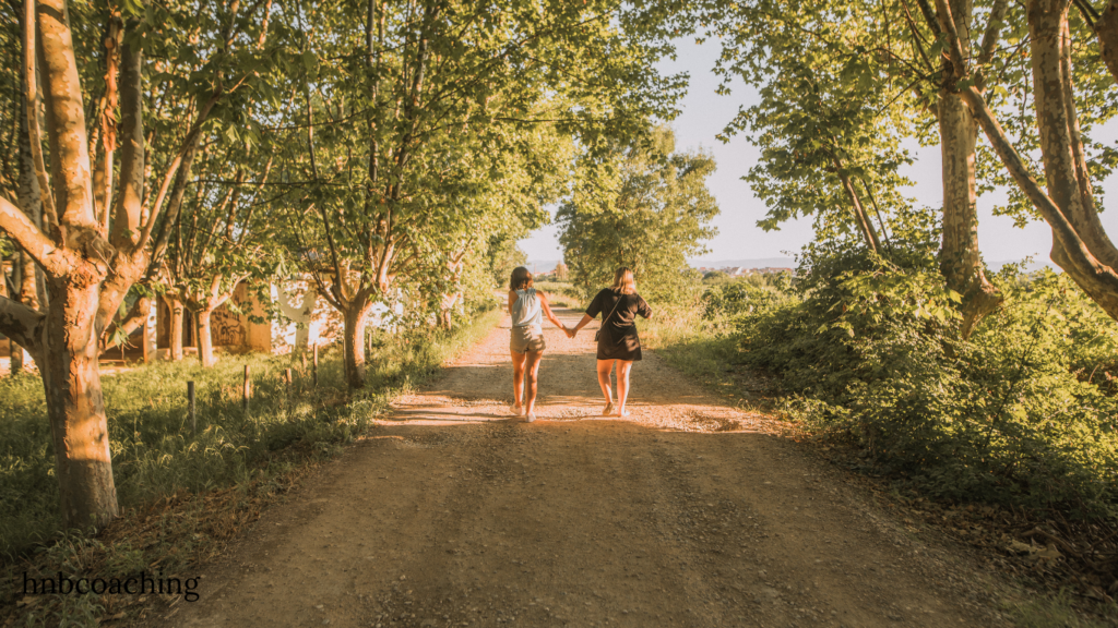 Femme épuisée qui est accaompagnée en train de marcher en route vers la reconnexion à soi
