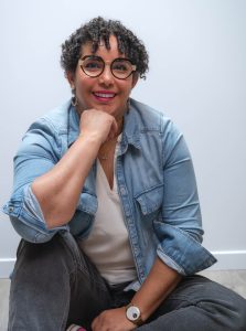 Hélène théracoach, assise écoutant tendrement sa cliente