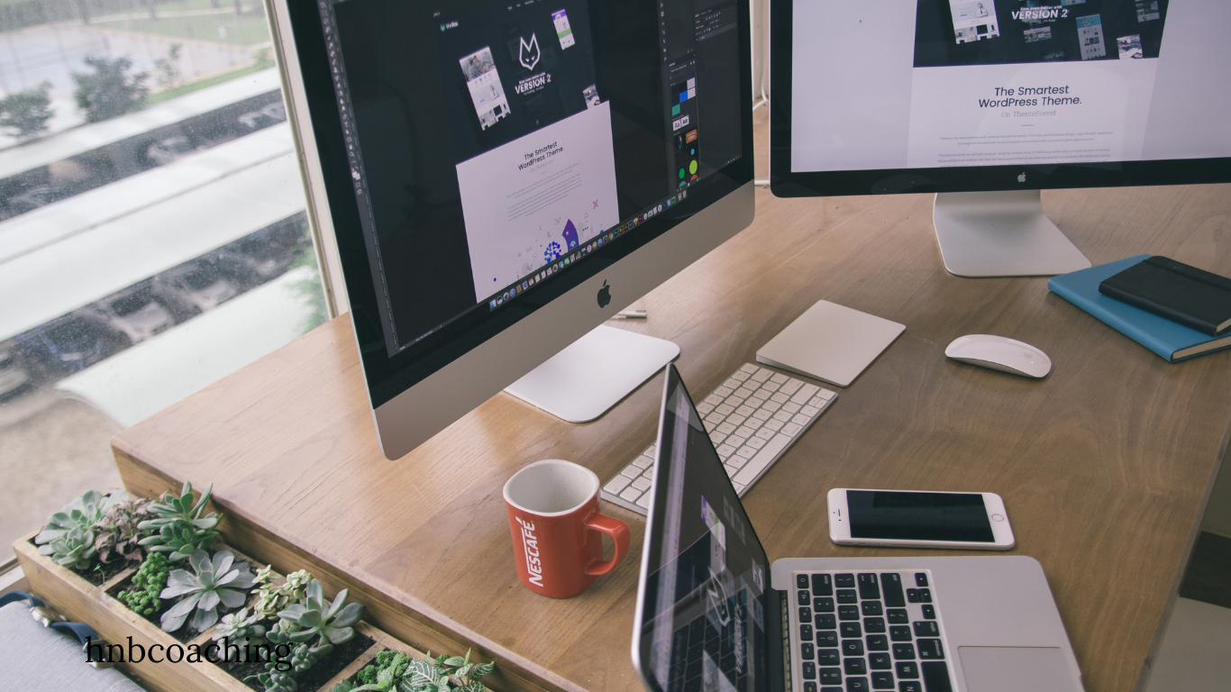 bureau avec ordinateur en situation de travail