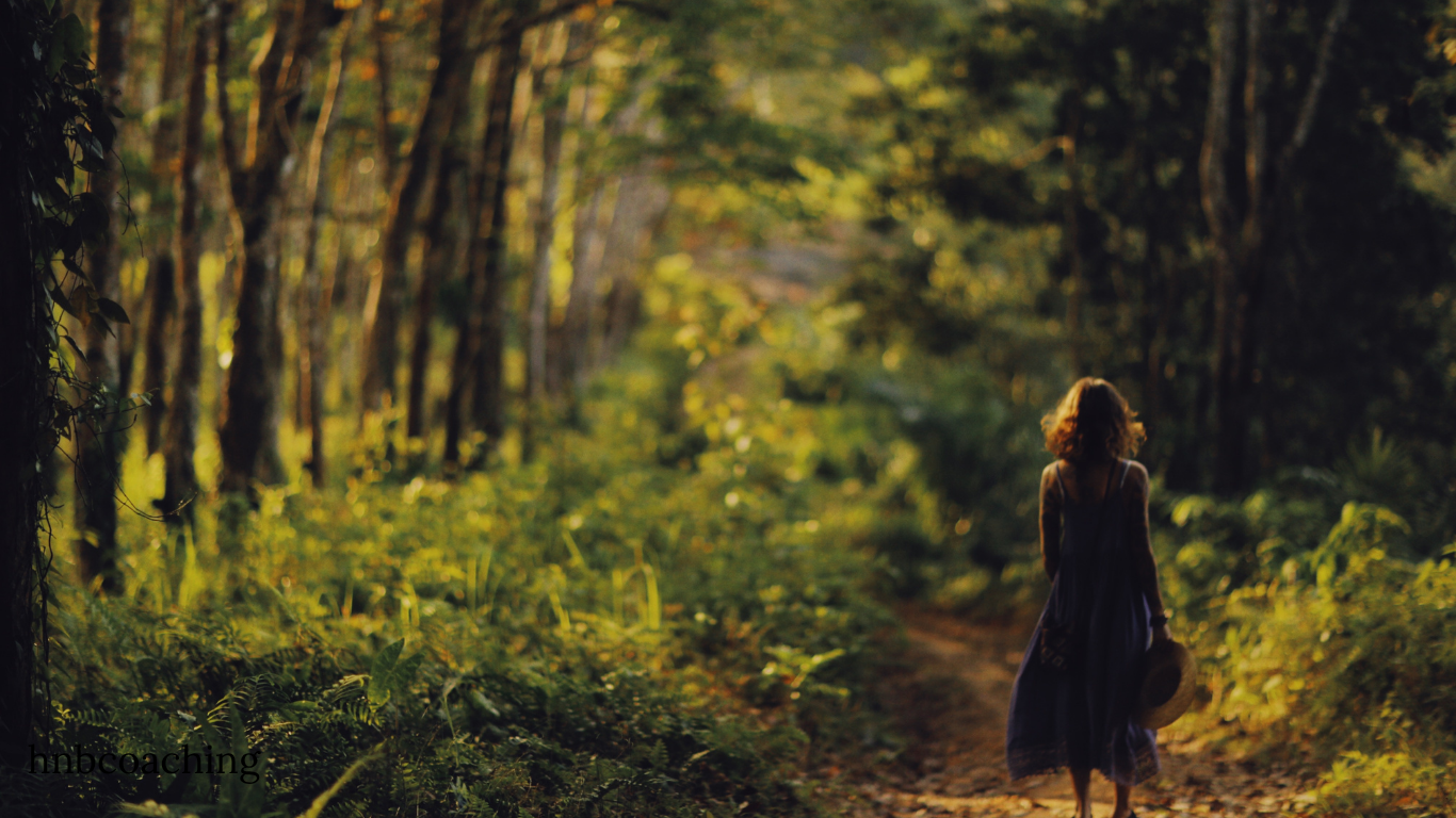 femme marchant vers son objectif. elle est en pleine nature et en mouvement
